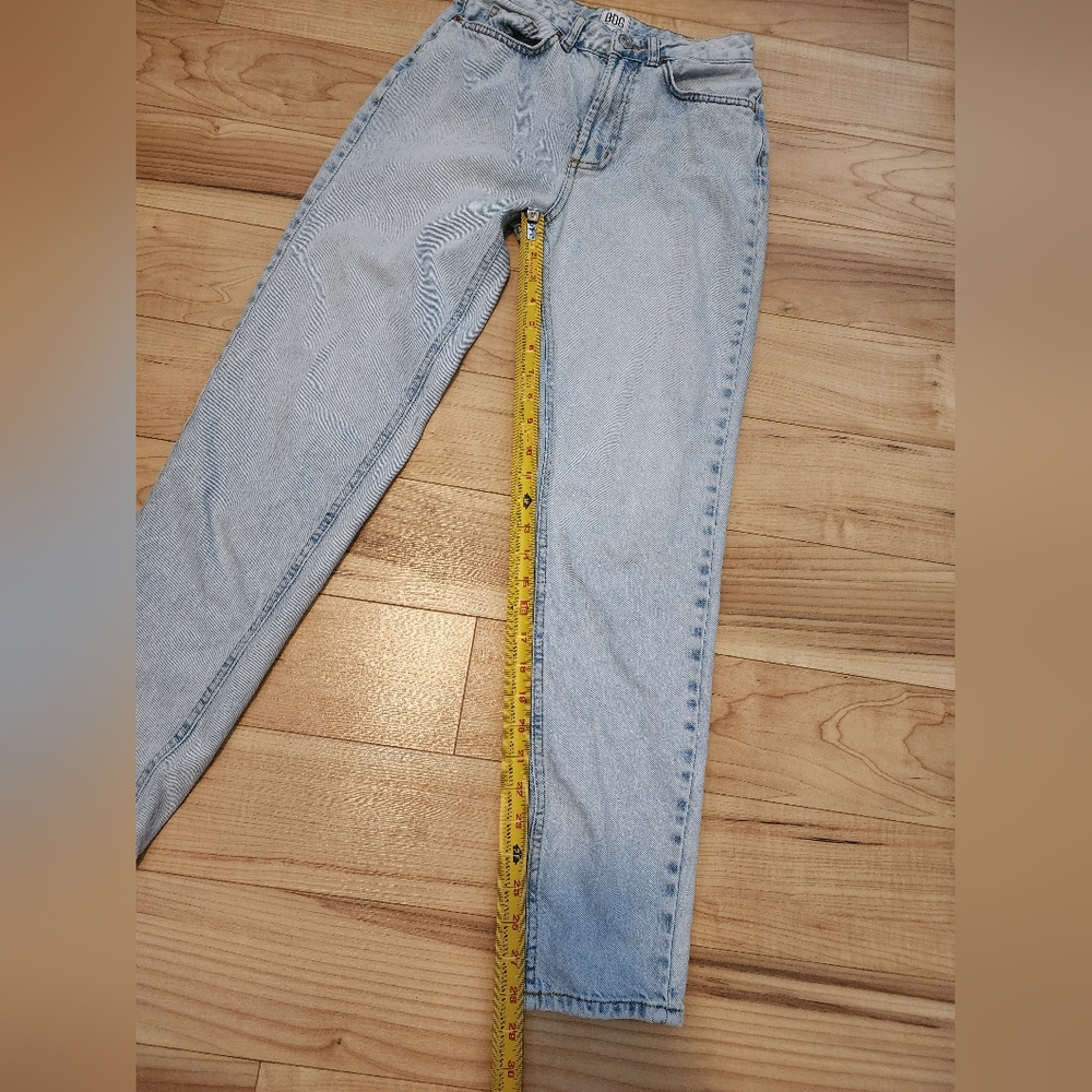 Bdg urban Outfitters size 25 light wash mom jeans